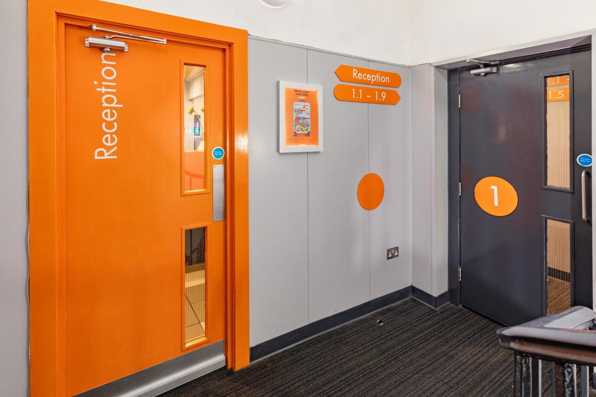 Easyhotel EDI Eksteriør billede